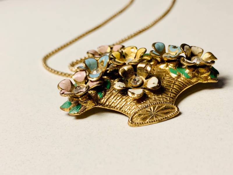 Blumenkorb Brosche - Blumenanhänger Vintage Pastell Strass Blumen Frühling Gold Halskette von JustBeadItByDrue
