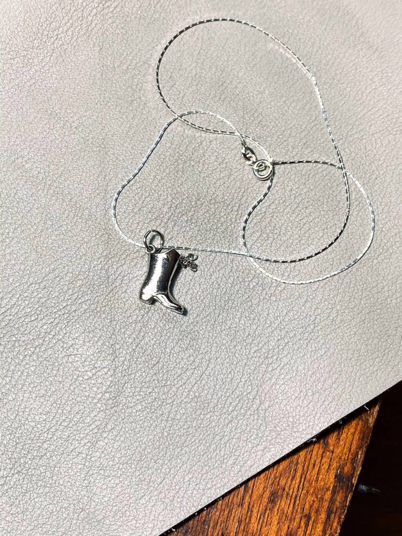Cowboy Boot Anhänger Silberkette - Vintage Schuhanhänger von JustBeadItByDrue