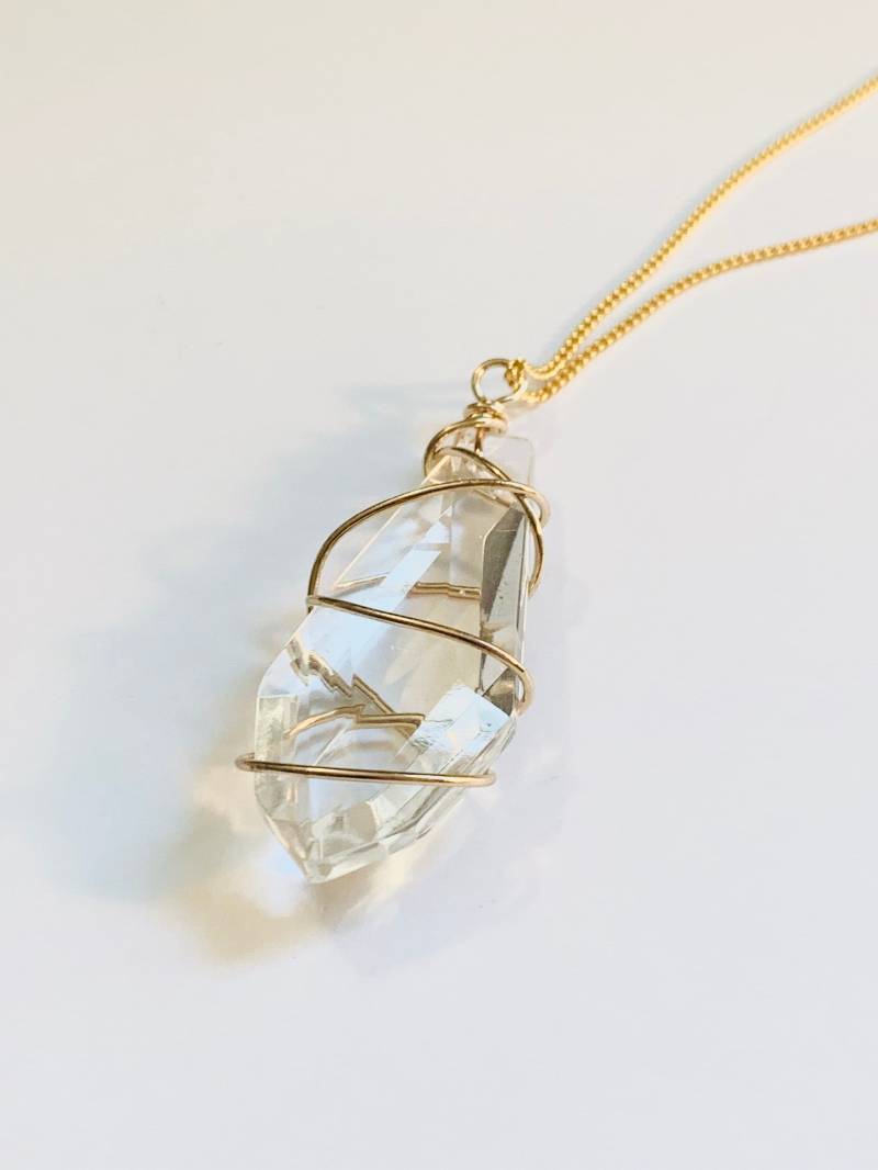 Draht Gewickelt Bergkristall Halskette von JustBeadItByDrue