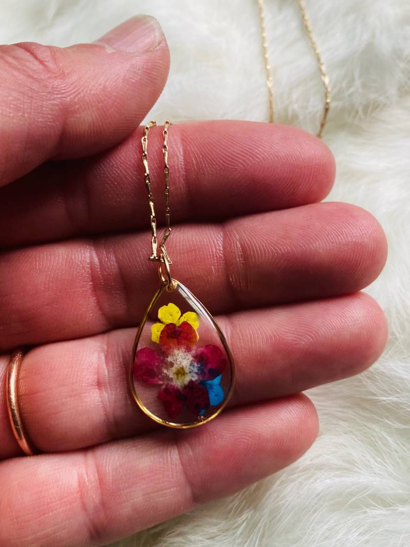 Echte Gepresste Blume Teardrop Halskette - Gold Floral Anhänger von JustBeadItByDrue