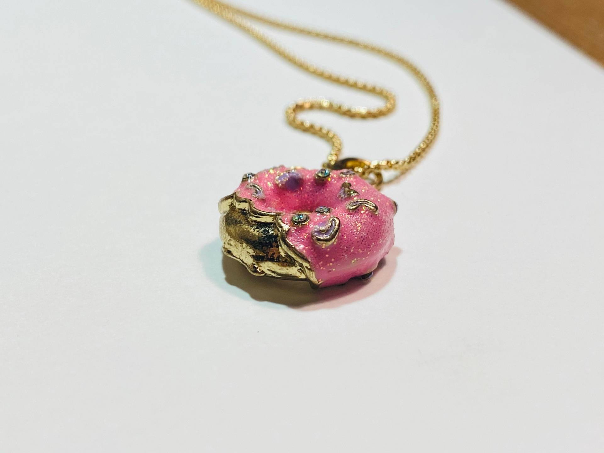 Erdbeer Donut Charm Halskette - Vergoldeter Anhänger von JustBeadItByDrue
