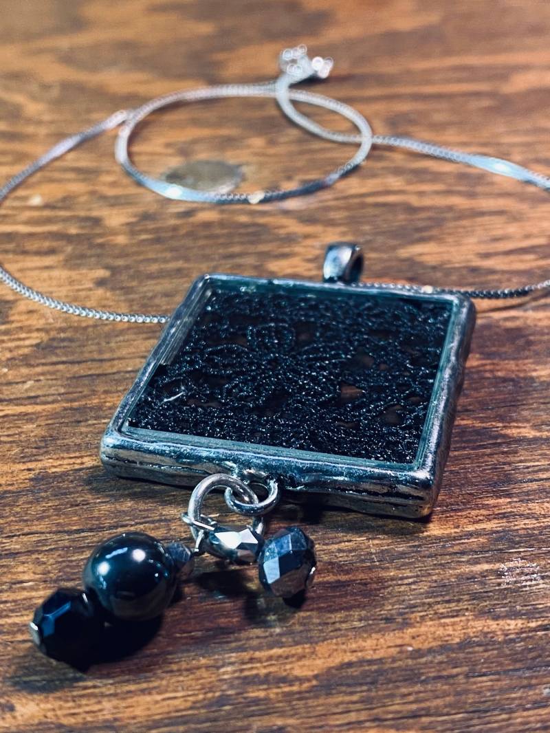 Gehäkelte Glas Anhänger Schwarz Floral Sterling Silber Boho Schmuck von JustBeadItByDrue