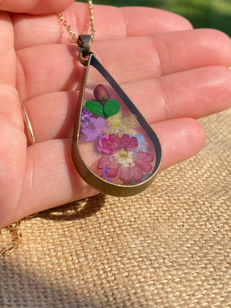 Gepresste Blume Halskette - Getrocknete Anhänger Wildblumen Bronze Tropfen Gehäuse Gold Kette von JustBeadItByDrue