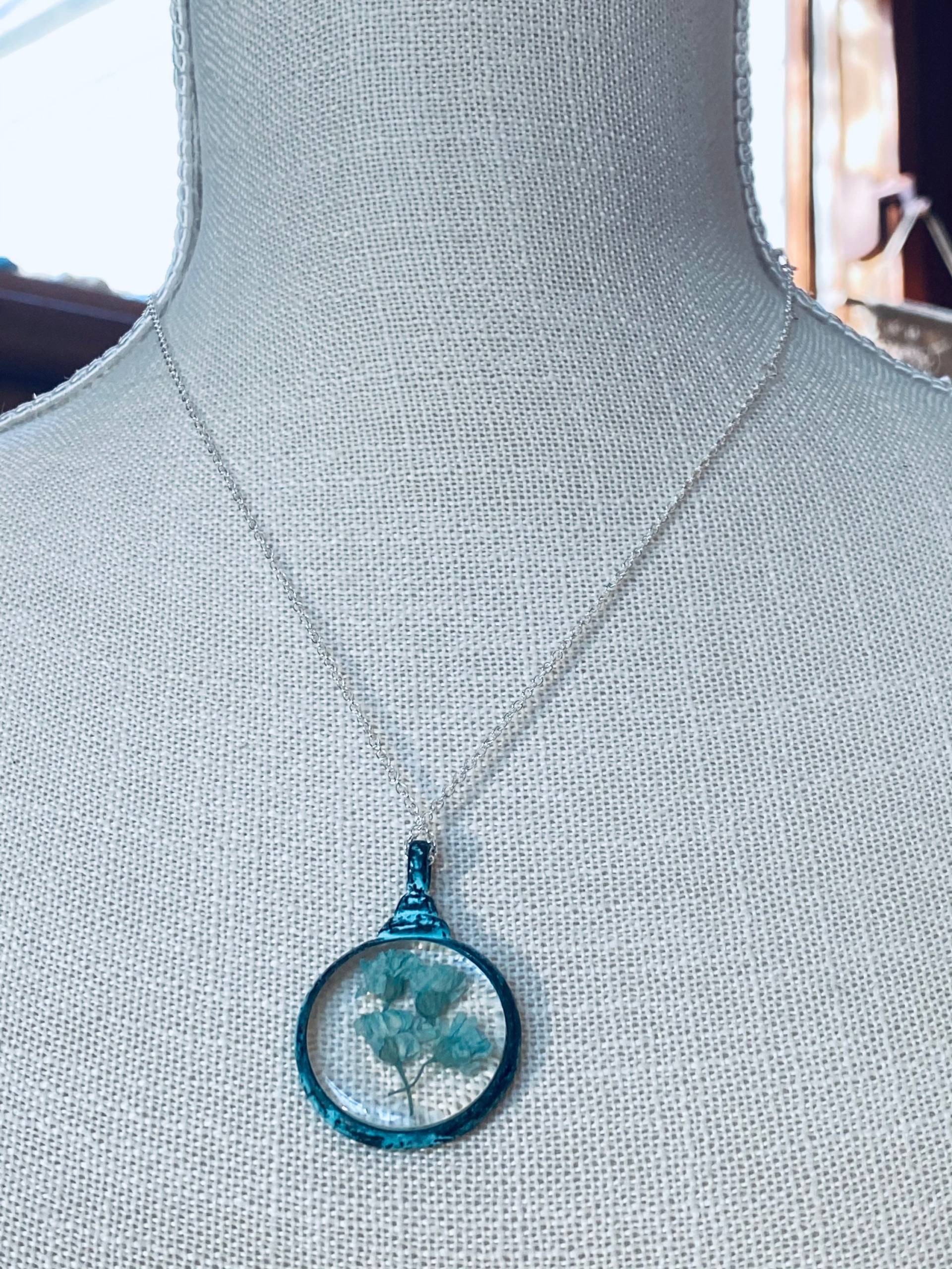 Getrocknete Blume Anhänger - Harz Blau Silber Halskette Blumenschmuck Justbeaditbydrue von JustBeadItByDrue