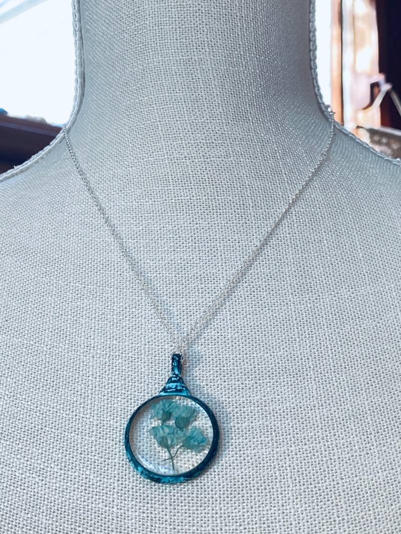 Getrocknete Blume Anhänger - Harz Blau Silber Halskette Blumenschmuck Justbeaditbydrue von JustBeadItByDrue