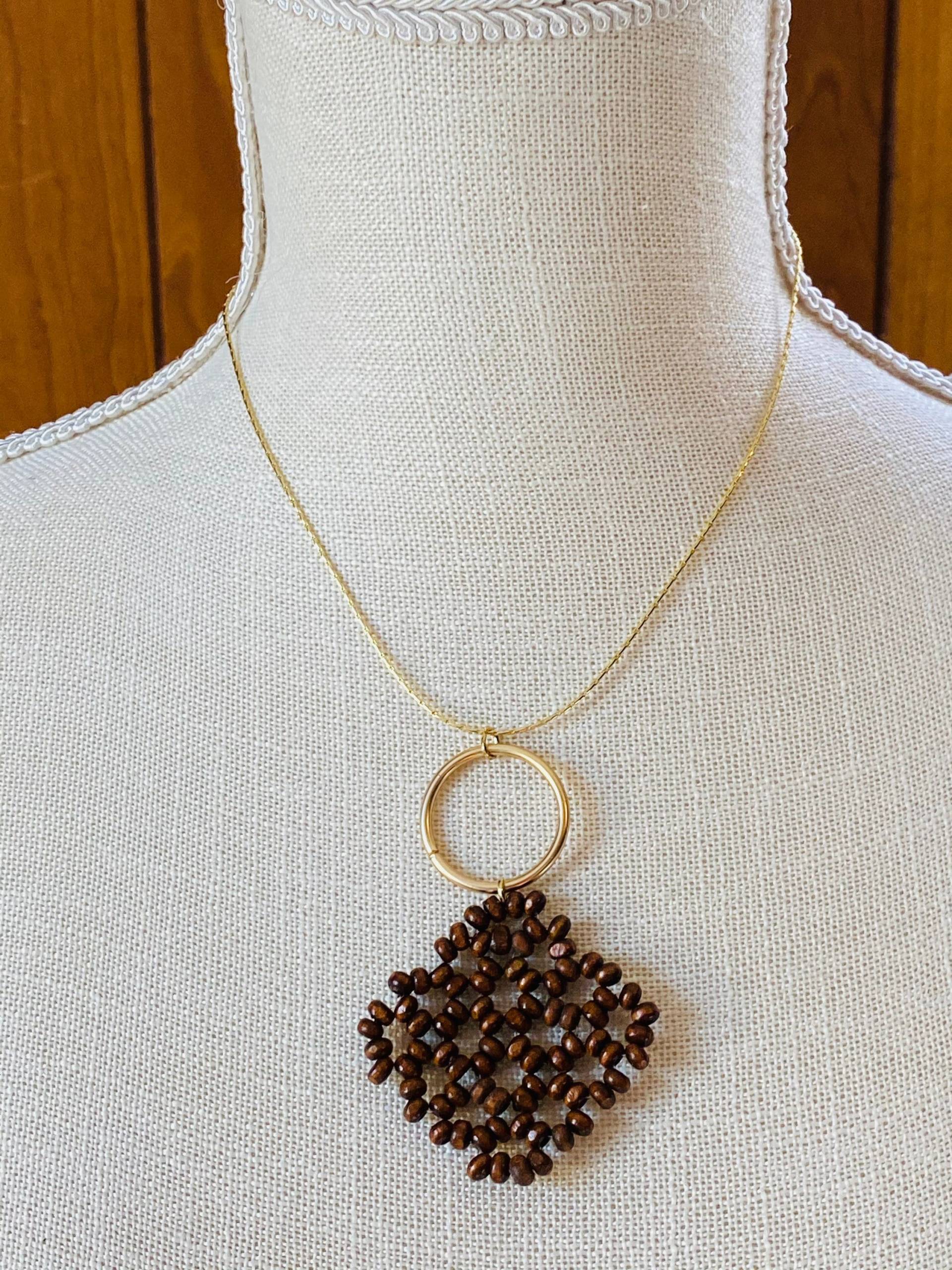 Gewebte Holzperlen Anhänger Halskette - Boho Gold Schmuck von JustBeadItByDrue