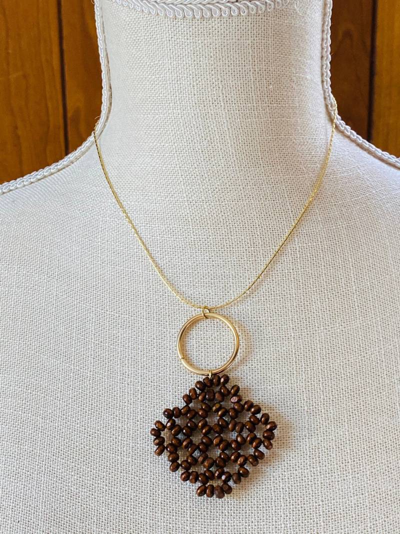Gewebte Holzperlen Anhänger Halskette - Boho Gold Schmuck von JustBeadItByDrue