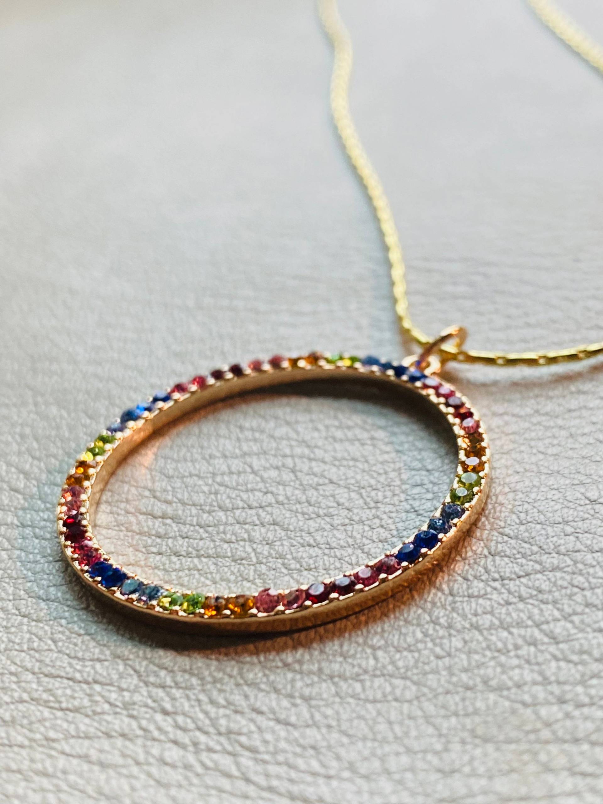 Gold Offener Kreis Anhänger Mehrfarbige Strass Halskette von JustBeadItByDrue