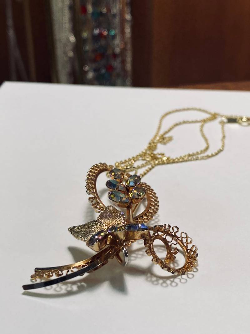 Gold-Ton Floral Brosche - Große Crysyal Schärpe Pin Strass Dekorative Anhänger Vintage Halskette von JustBeadItByDrue