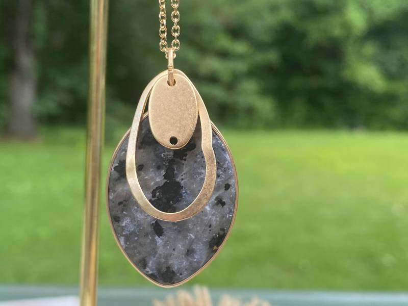 Gold Und Halbedelstein Schwarzer Labradorit Anhänger Mit Welligem Metallausschnitt - Goldschmuck Boho Schmuck von JustBeadItByDrue