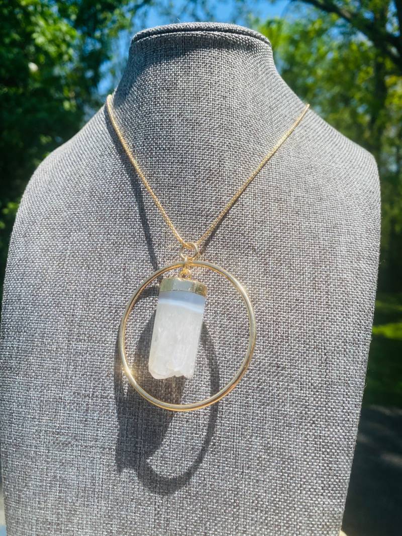 Graue Achat-Kristallkette Gold Hoop Anhänger von JustBeadItByDrue