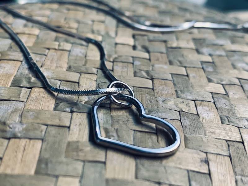 Handgemachte Sterling Silber Floating Heart Anhänger Halskette - Handgemachter Schmuck von JustBeadItByDrue