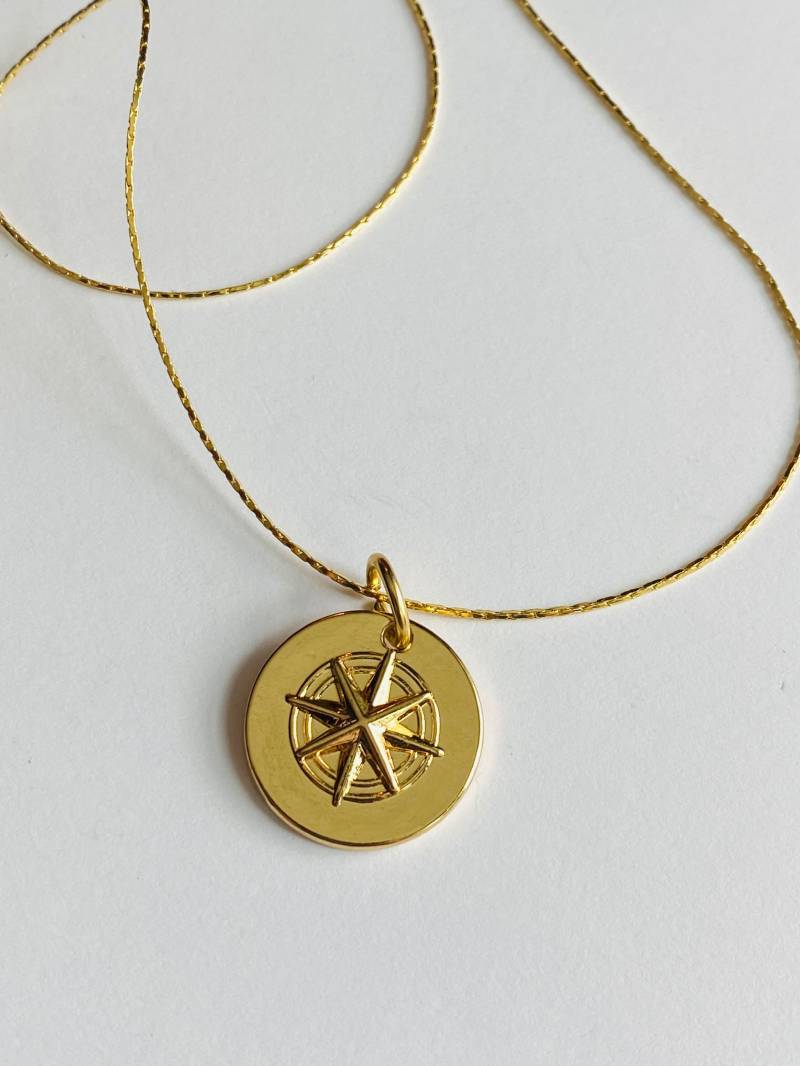Kompass Halskette - Gold Charm Reise Richtung Wanderlust Justbeaditbydrue von JustBeadItByDrue