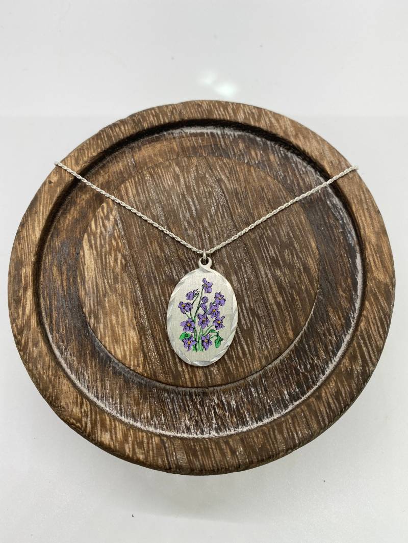 Lila Blumen Zinn Halskette - Anhänger Shabby Chic von JustBeadItByDrue