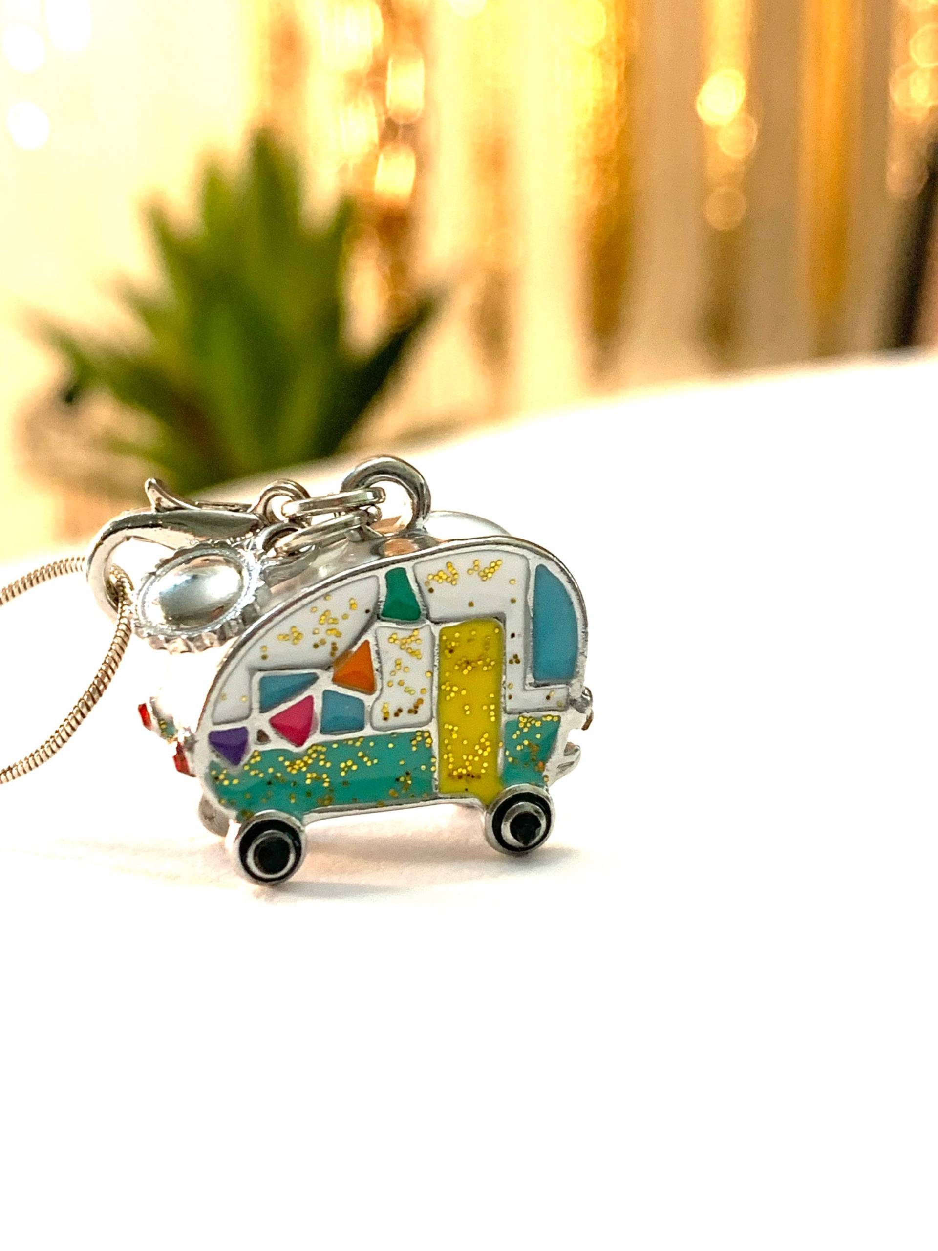 Retro Camper Anhänger Charme - Wohnmobil Camping Trailer Outdoor Schmuck Halskette von JustBeadItByDrue