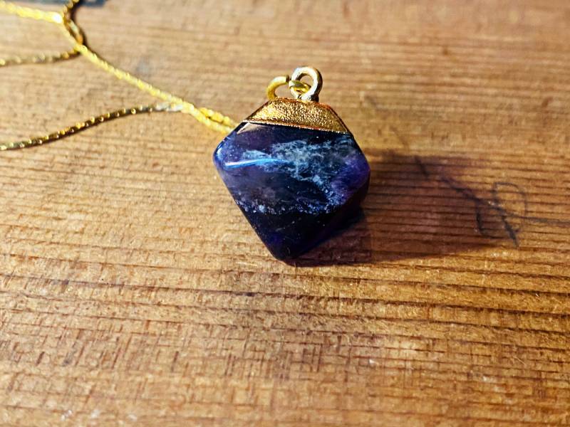Rohe Amethyst-Kristallhalskette - Vergoldeter Stein-Anhänger von JustBeadItByDrue