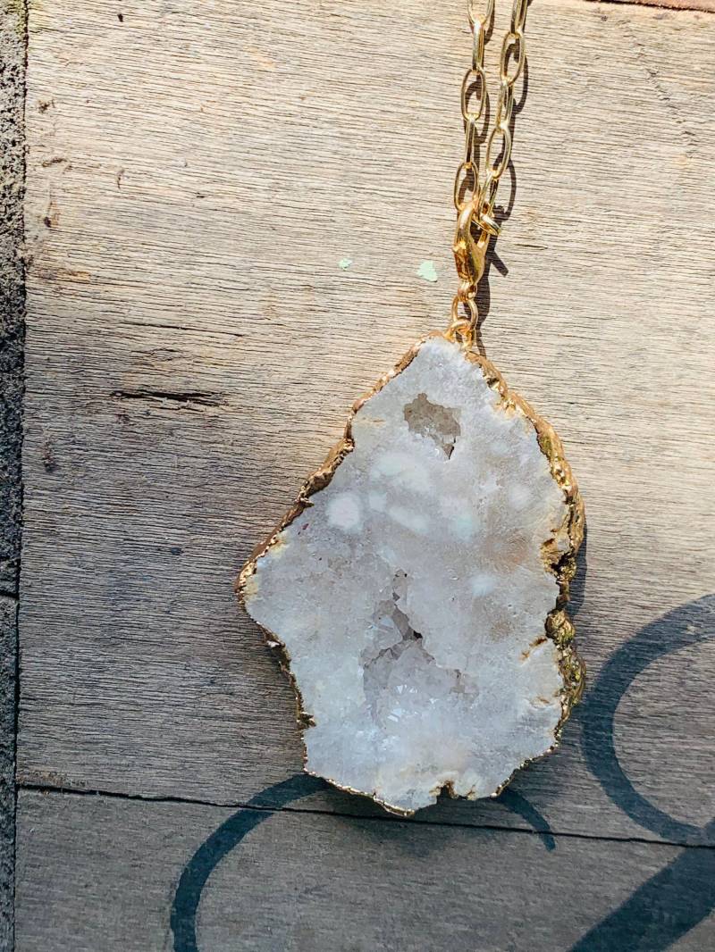 Roher Quarz Druzy Kristall Anhänger - Boho Chic Stein von JustBeadItByDrue
