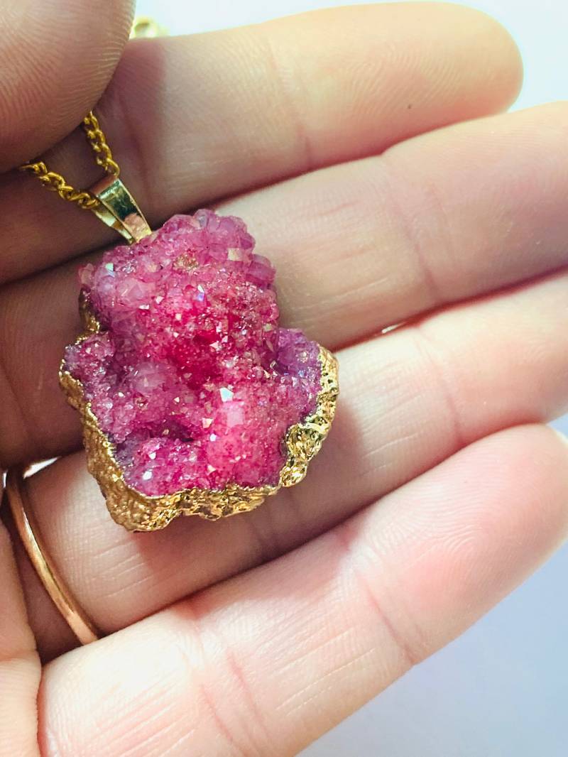 Rosa Achat Anhänger - Druzy Crystal Kristall Halskette Rohkristall Rohstein Heilung Justbeaditbydrue von JustBeadItByDrue