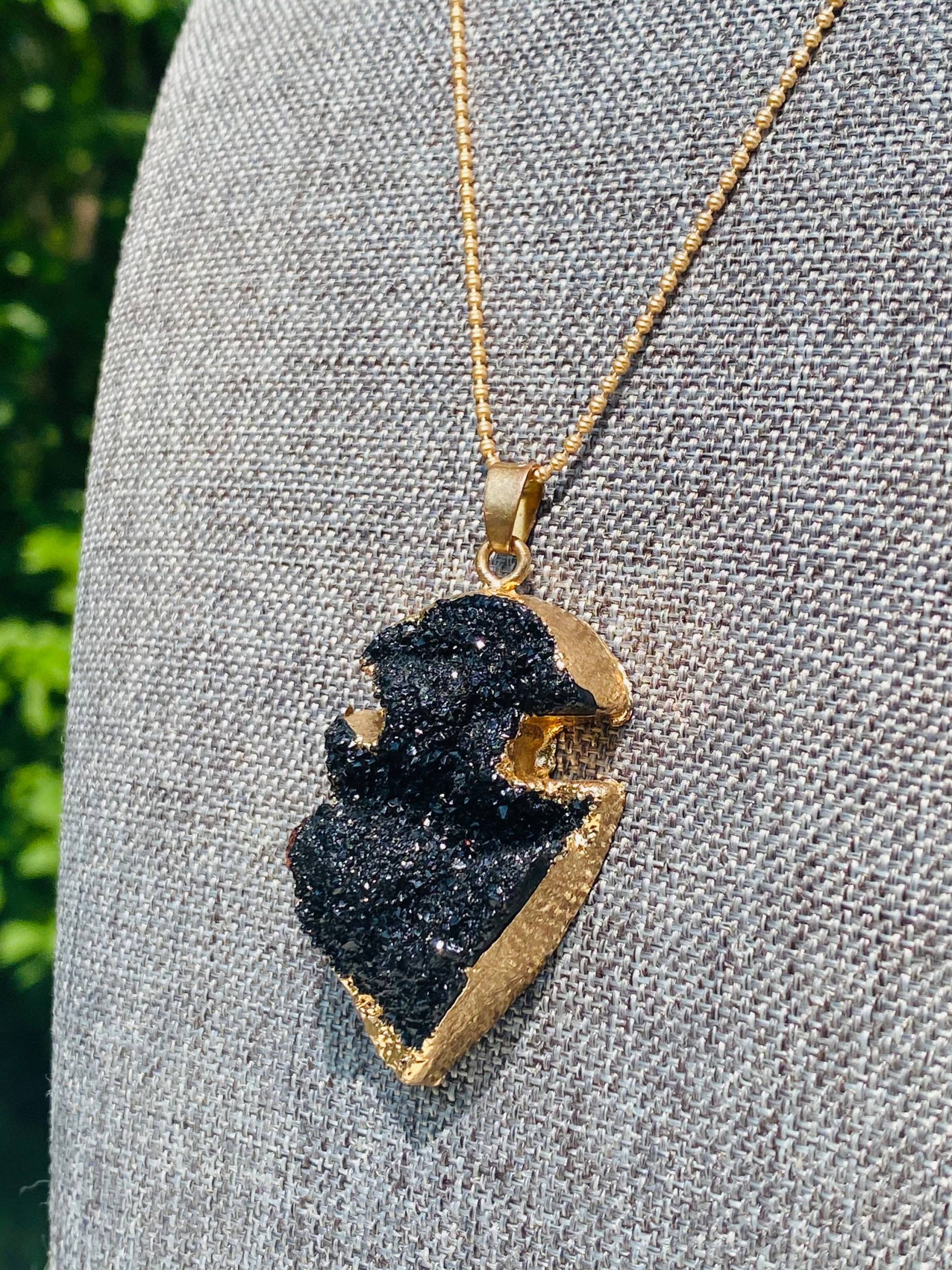 Schwarz Druzy Pfeil Halskette - Gold Anhänger von JustBeadItByDrue