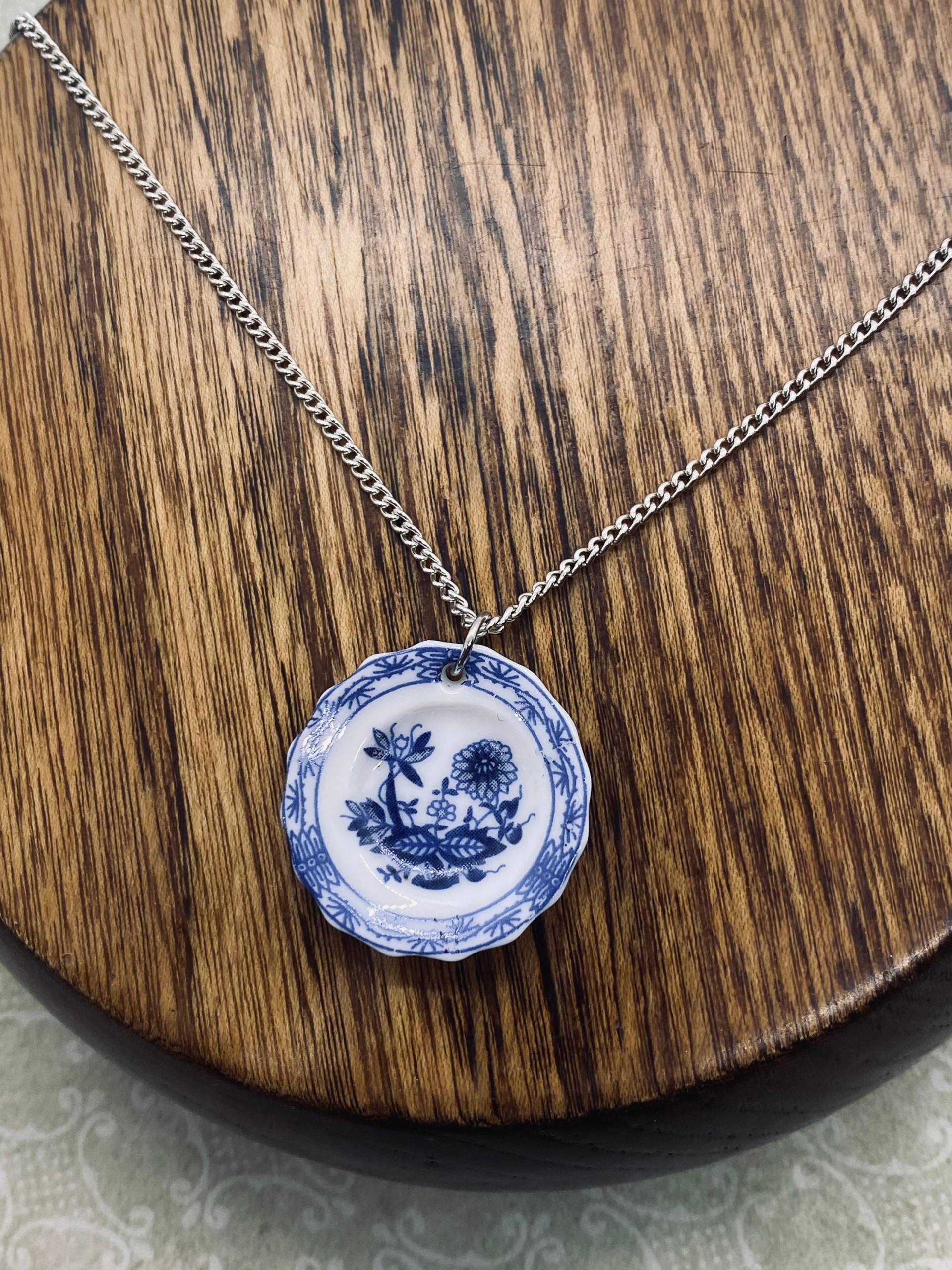 Teller Anhänger Blau Weißer Porzellan Schmuck von JustBeadItByDrue