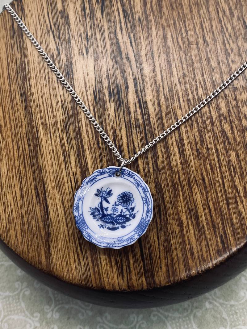 Teller Anhänger Blau Weißer Porzellan Schmuck von JustBeadItByDrue