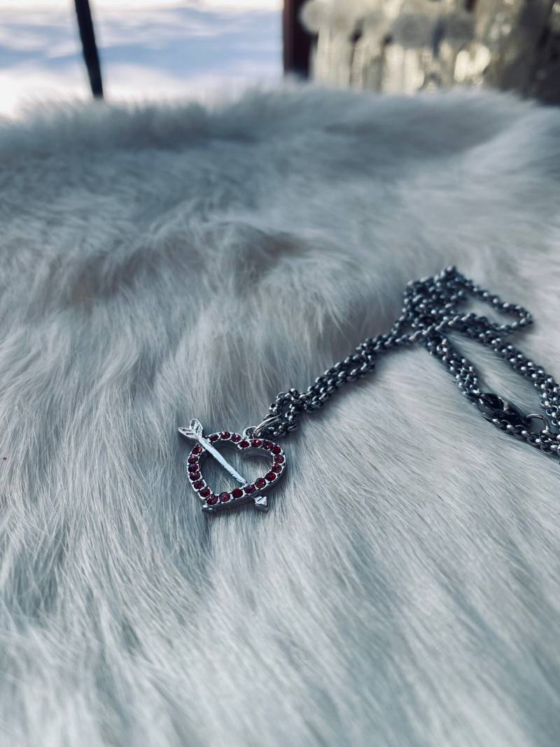 Verzierte Herz Anhänger Halskette Pfeil Durchs - Liebesschmuck von JustBeadItByDrue