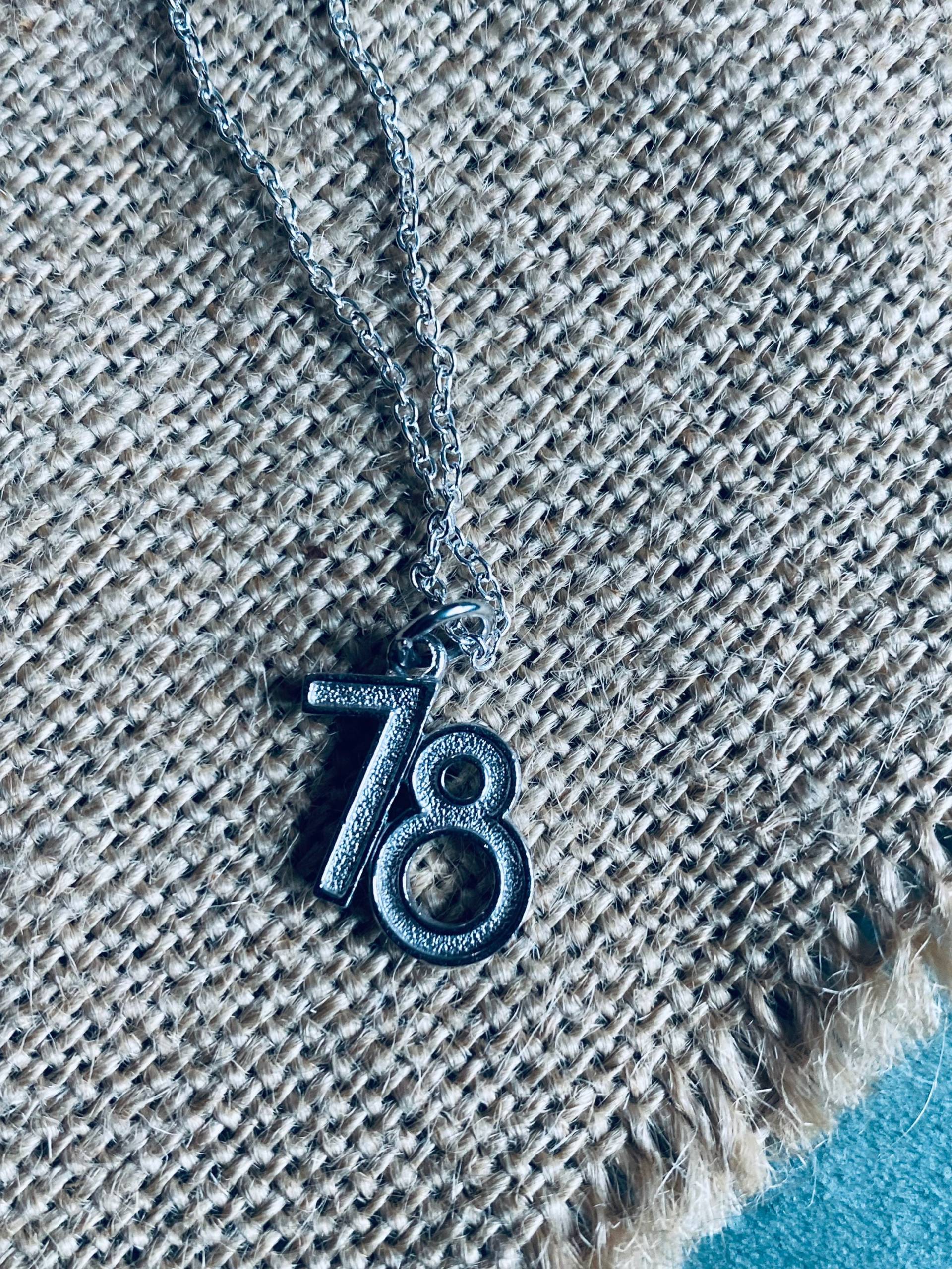 Vintage 1978 Avon Halskette 78 Anhänger Charm Zahl Geburtstagsjahr Jersey Silber Ton von JustBeadItByDrue