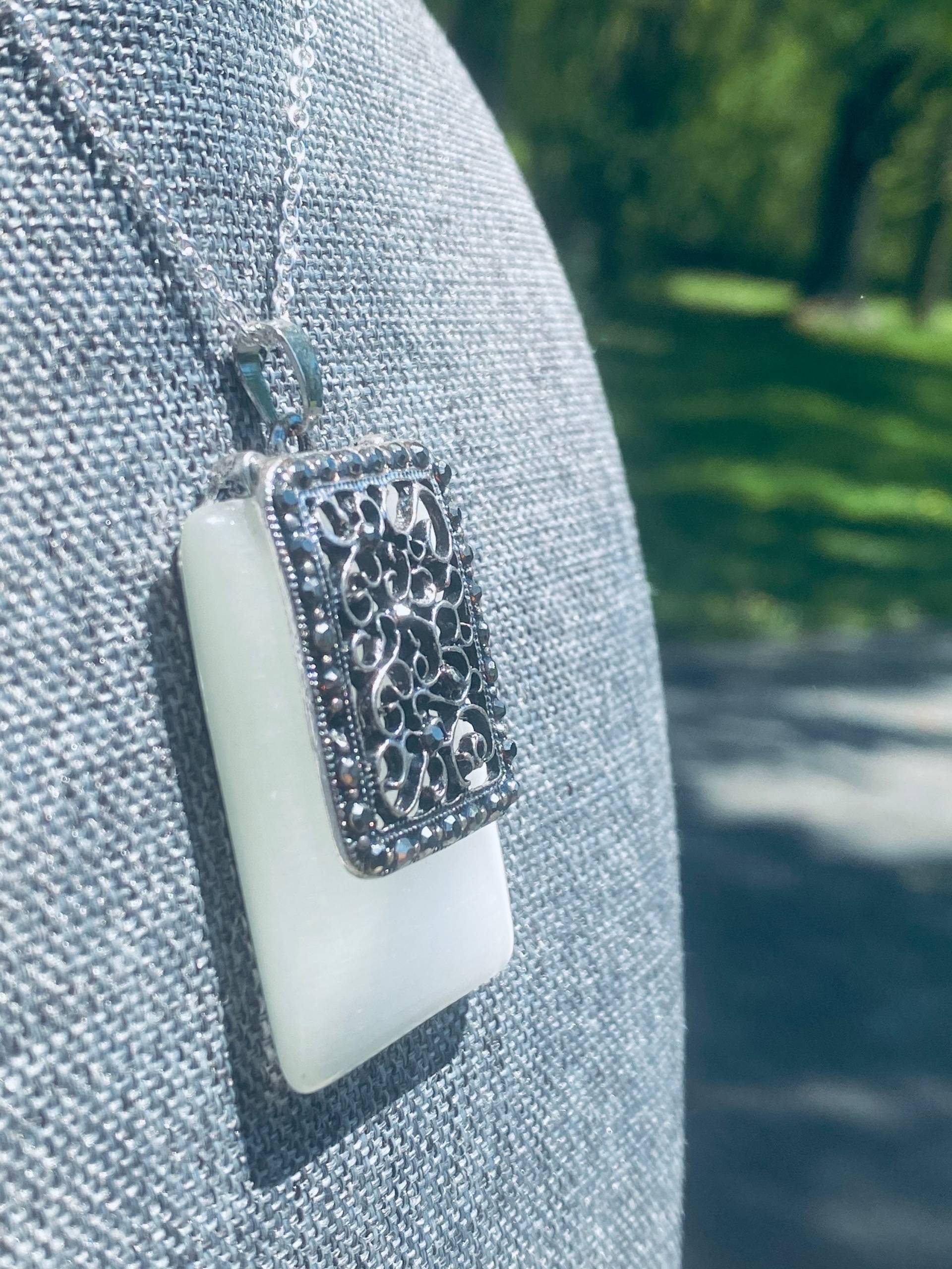 Vintage Antik Silber Rechteckigen Anhänger - Edelstahl Halskette von JustBeadItByDrue