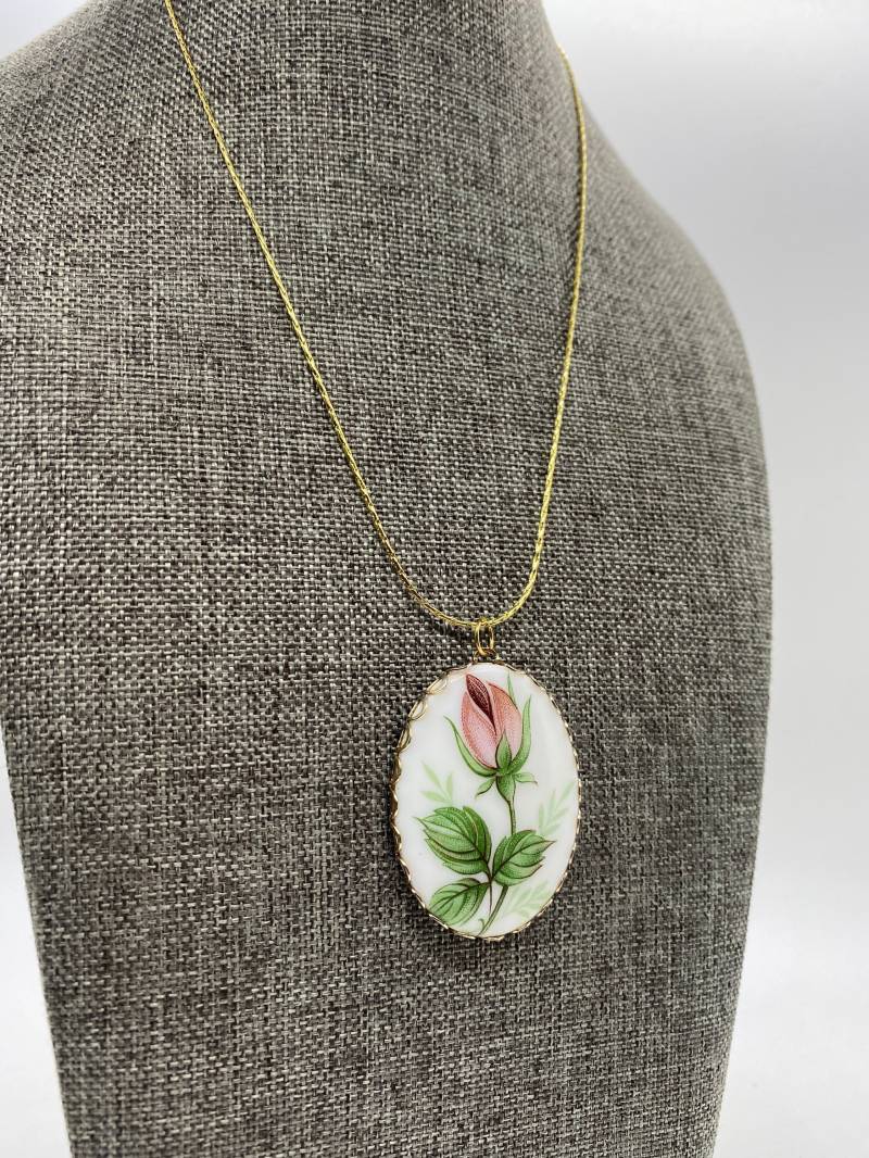 Vintage Emaille Blumen Anhänger Ovales Filigranes Design von JustBeadItByDrue