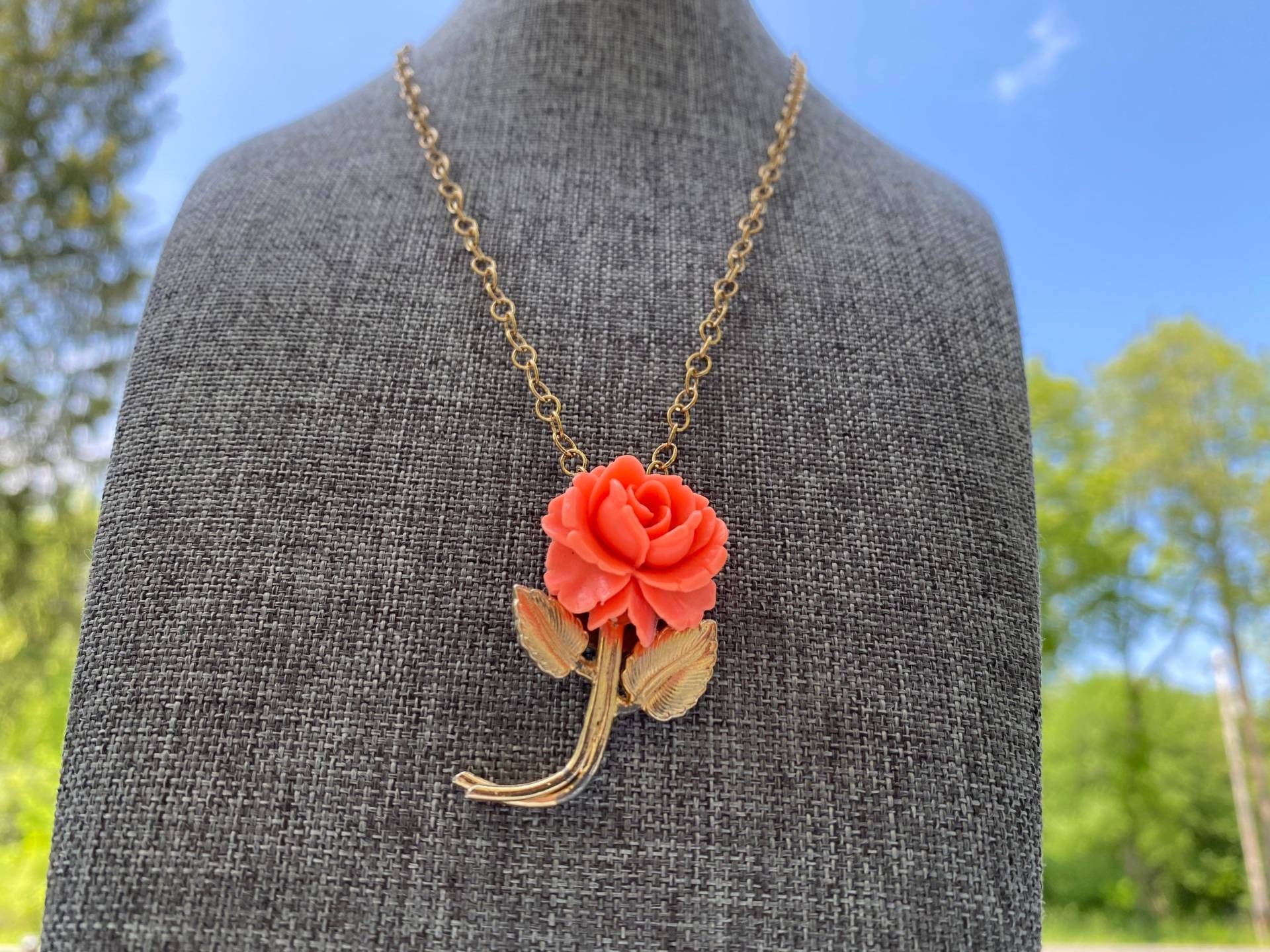 Vintage Rose Anhänger - Porzellan Koralle Blume Gold Ton Schmuck Justbeaditbydrue von JustBeadItByDrue