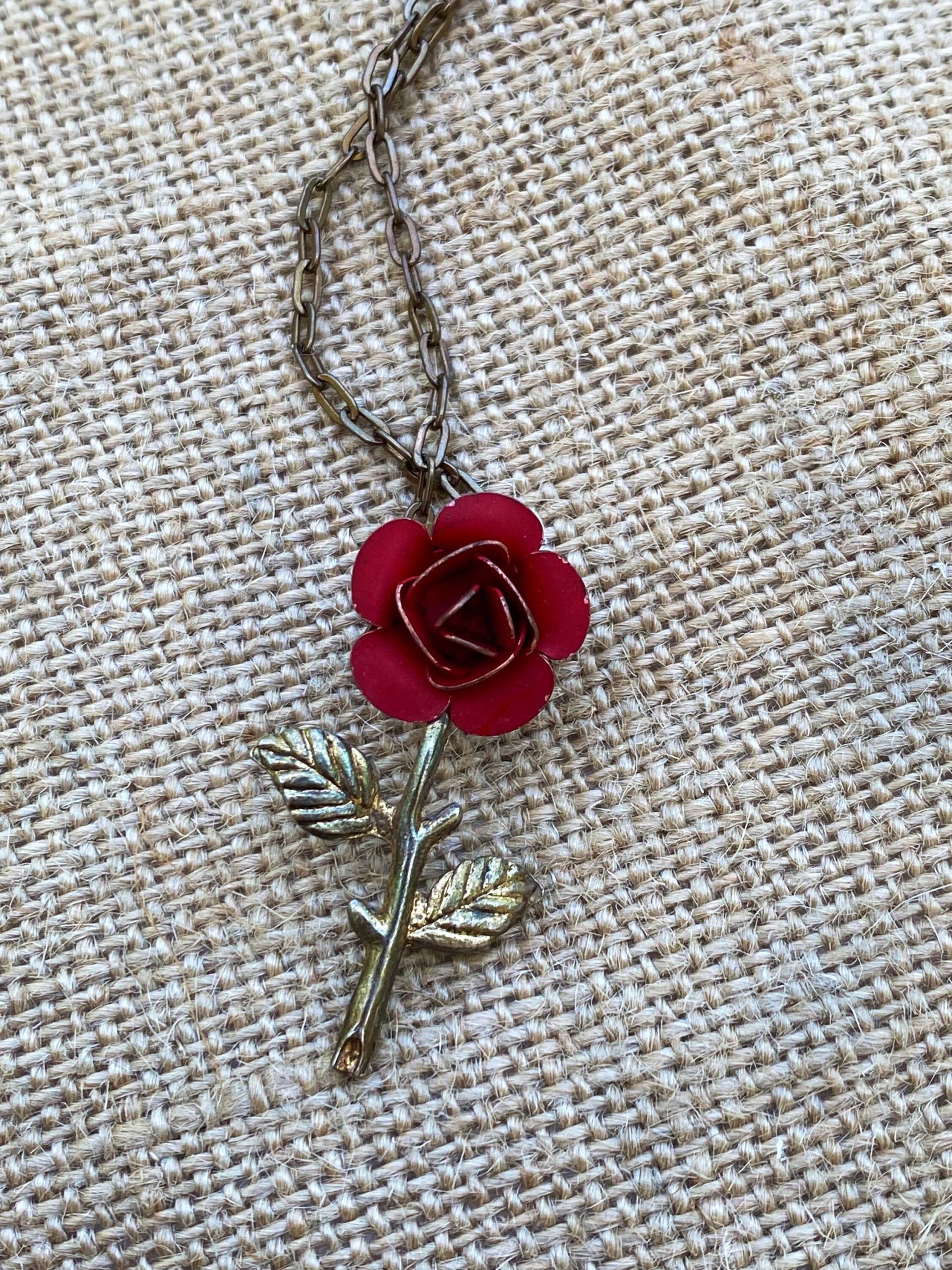 Vintage Rose Anhänger - Rote Porzellan Bronze Schmuck Blumenanhänger von JustBeadItByDrue