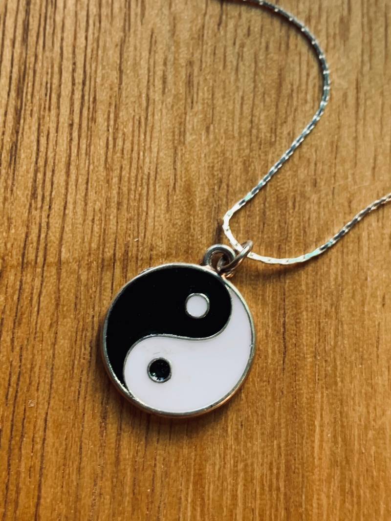 Yin Yang Halskette - Anhänger Design Schwarz & Weiß Spiritueller Charme Sterling Silber von JustBeadItByDrue