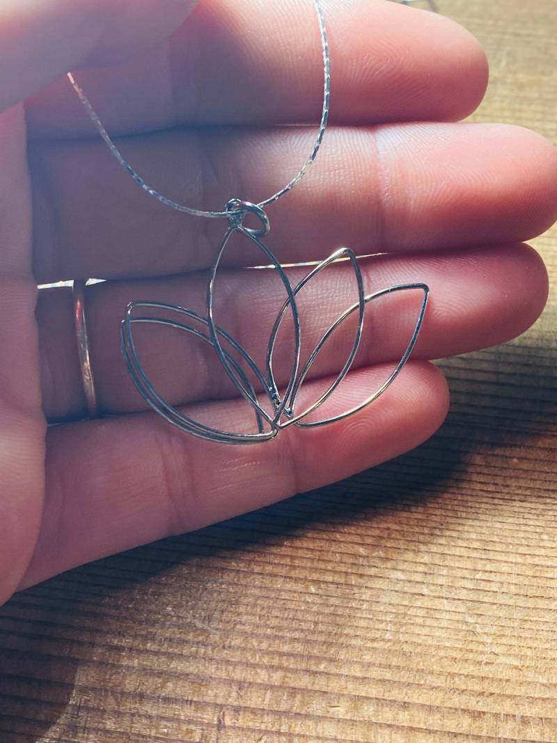 sterling Silber Lotus Blume Halskette - Minimalist Schmuck von JustBeadItByDrue