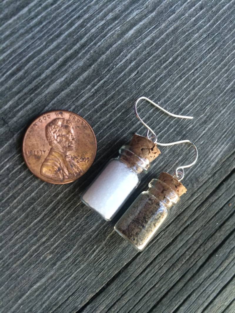 Weinkorken Ohrring | Mini Fläschchen Etwas Scharfes Nachhaltiger Schmuck Geschenke Für Sie Weinkorken Ohrring | Mini Fläschchen Etwas Scharfes Nachhaltiger Schmuck Geschenke Für Sie von JustCrapp
