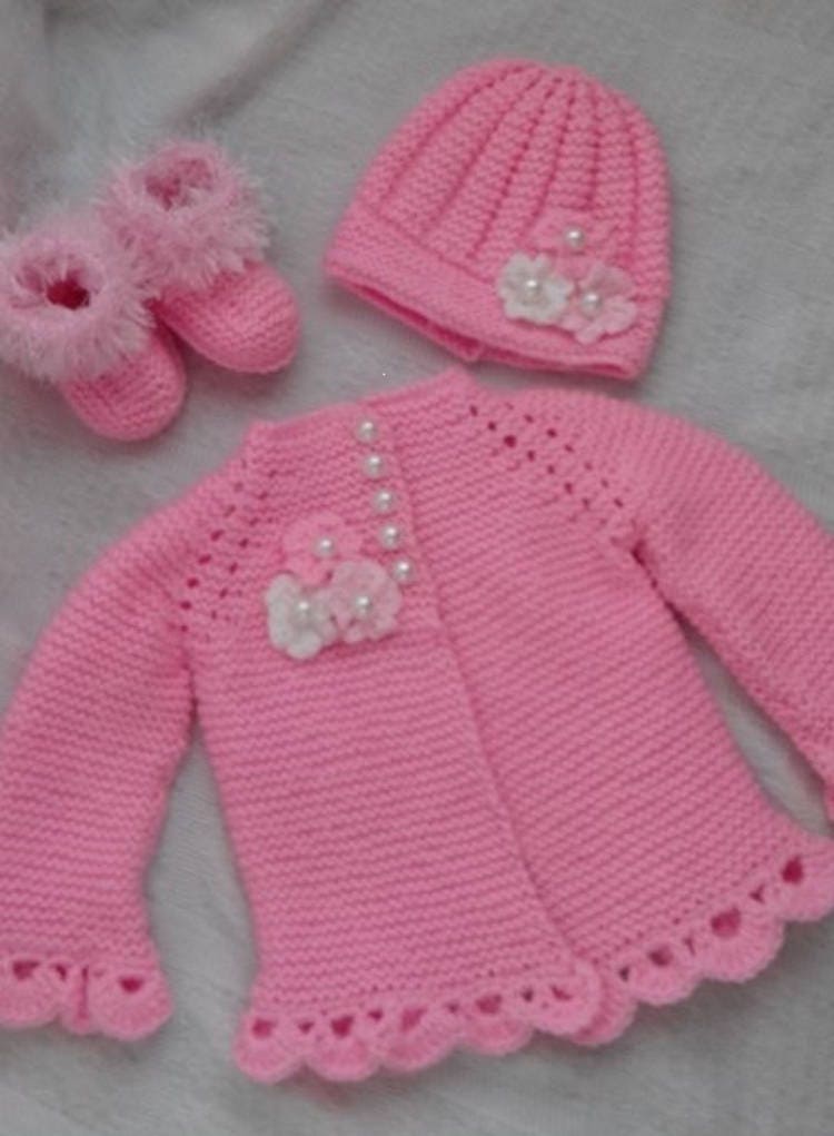 Baby Kleidung Set, Verziert Mit Häkelblumen Und Kunstperlen. Set Beinhaltet Strickjacke, Mütze Booties von JustCreatedForYou