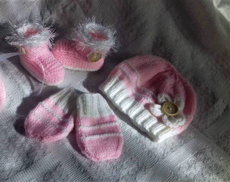Gestricktes Baby-Set, Inklusive Mütze, Booties Und Handschuhe, Junge Oder Mädchen, Auf Bestellung, Baby-Geschenk, Babyparty, Neues Baby von JustCreatedForYou