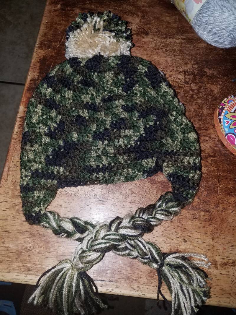 Camo Beanie Mit Ohrenklappen Und Passendem Rundschal Camo Beanie Mit Ohrenklappen Und Passendem Rundschal von JustCreatedbyRenee