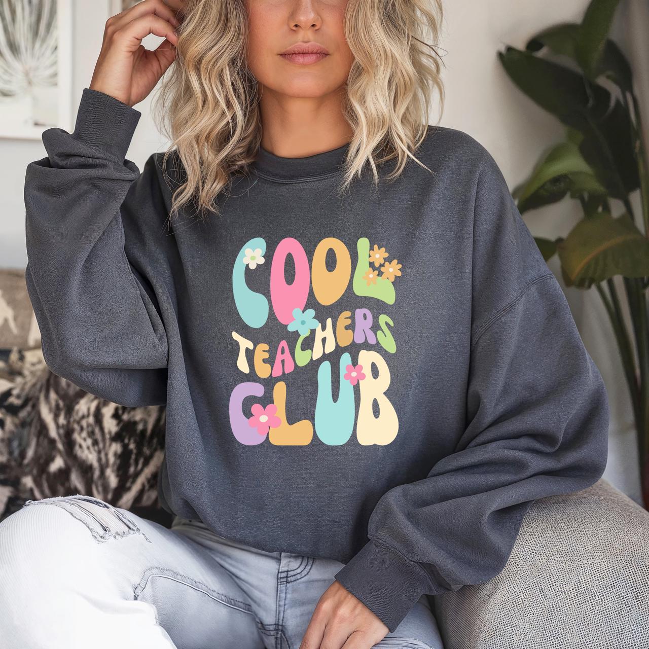 Geschenk Lehrer | Pullover Lehrerin Geschenkidee Shirt Schule Cool Teachers Club Abschied Grundschullehrer Neues Schuljahr von JustEssentialsForYou