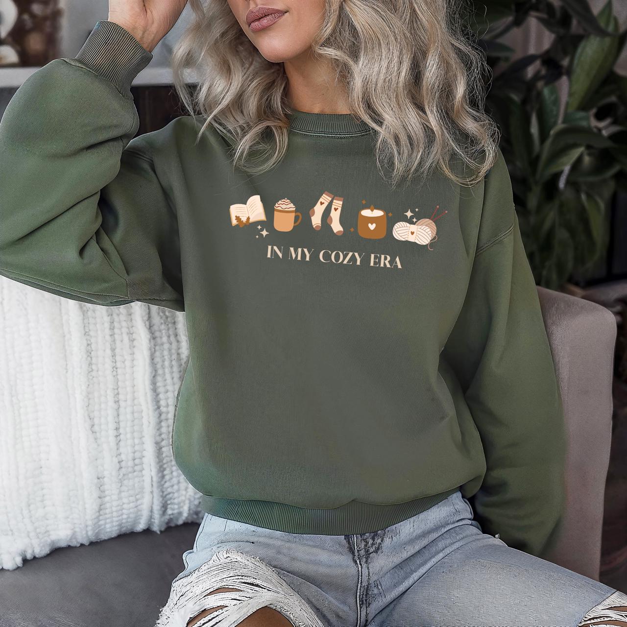 Pullover in My Cozy Era | Gemütlicher Sweater Herbst Outfit Sweatshirt Winter Geschenk Freundin Swiftie von JustEssentialsForYou