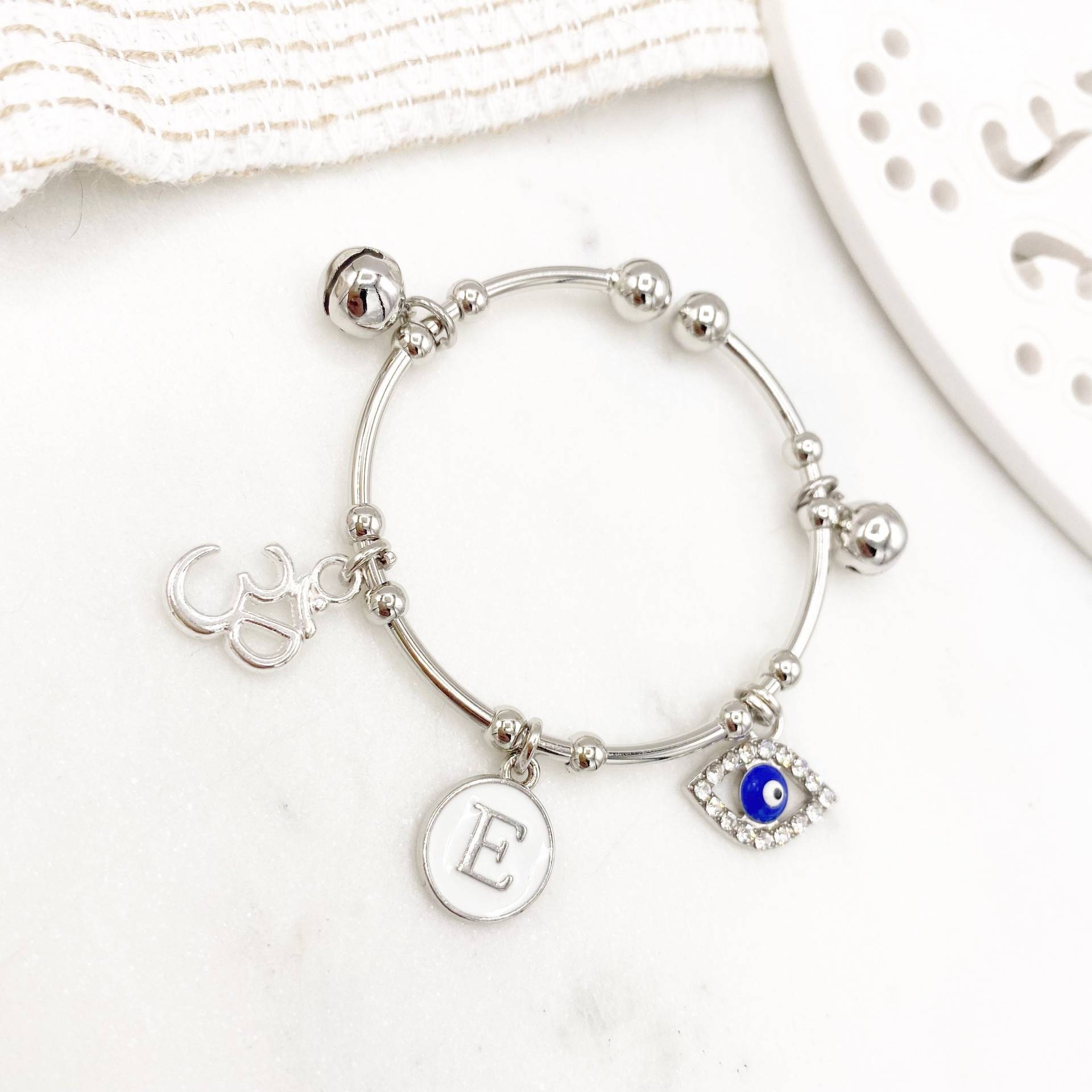 Silber Kinder Om Initial Baby Evil Eye Charm Armreif - Schutz, Segen, Hindu, Neues Baby, Shower, Neugeboren, Aum von JustForBubba