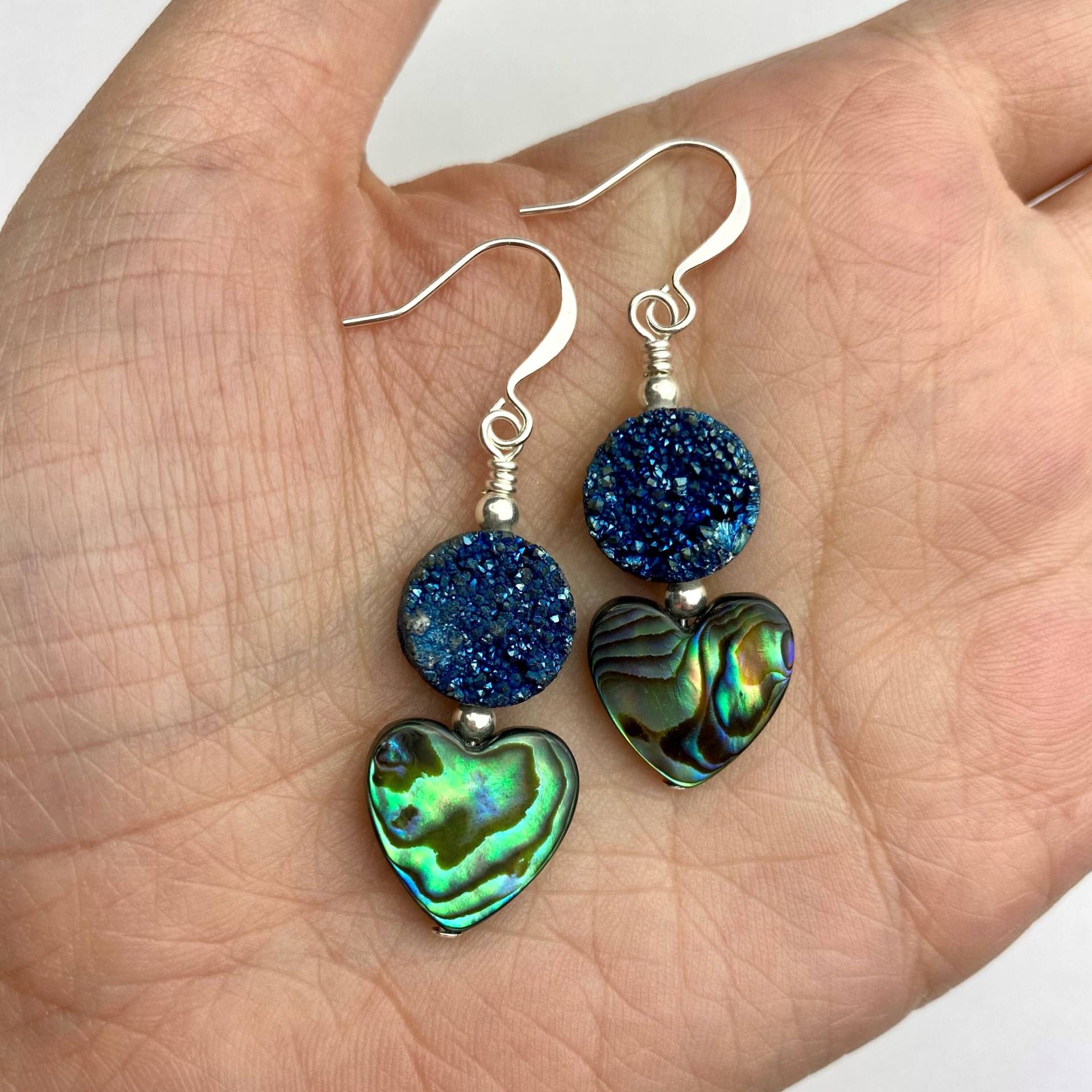 Abalone Herzen + Irisierende Blauquarz Geode Ohrringe | Herz Ohrringe, Edelstein Drusy Silberfarbende Abalone Herzen + Irisierende Blauquarz Geode Ohrringe | Herz Ohrringe, Edelstein Drusy Silberfarbende von JustForFunStyle