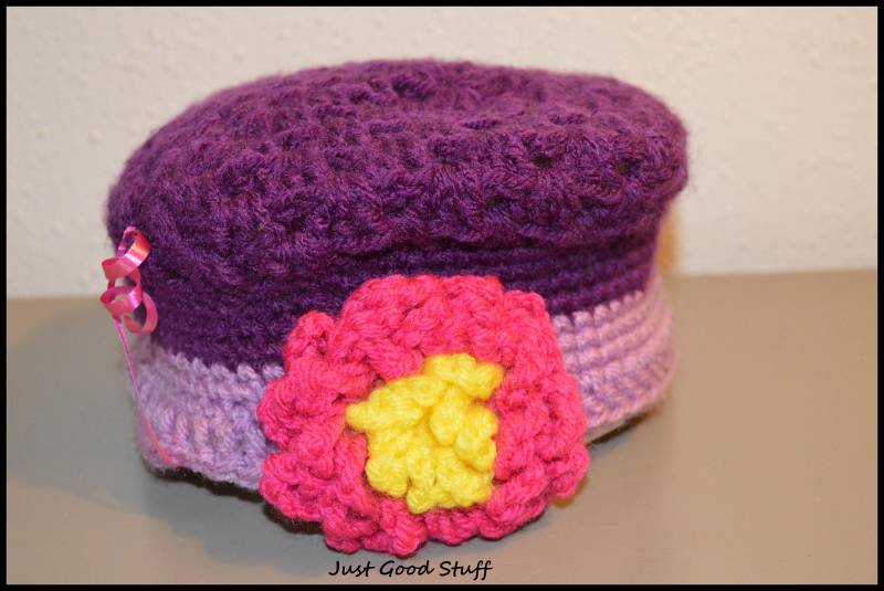 Kleine Mädchen Handgemachte Gestrickte Hut Mit Einer Schönen Blume Und Große Farben Von Lila Gelb Zu von JustGoodStuff1488