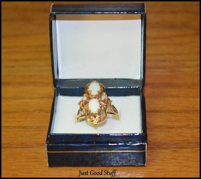 Schöner Vintage Opal 10 Karat Goldring Mit 2 Großen Opalen Und Kleinen, Um Den Ring Zu Betonen ~ von JustGoodStuff1488
