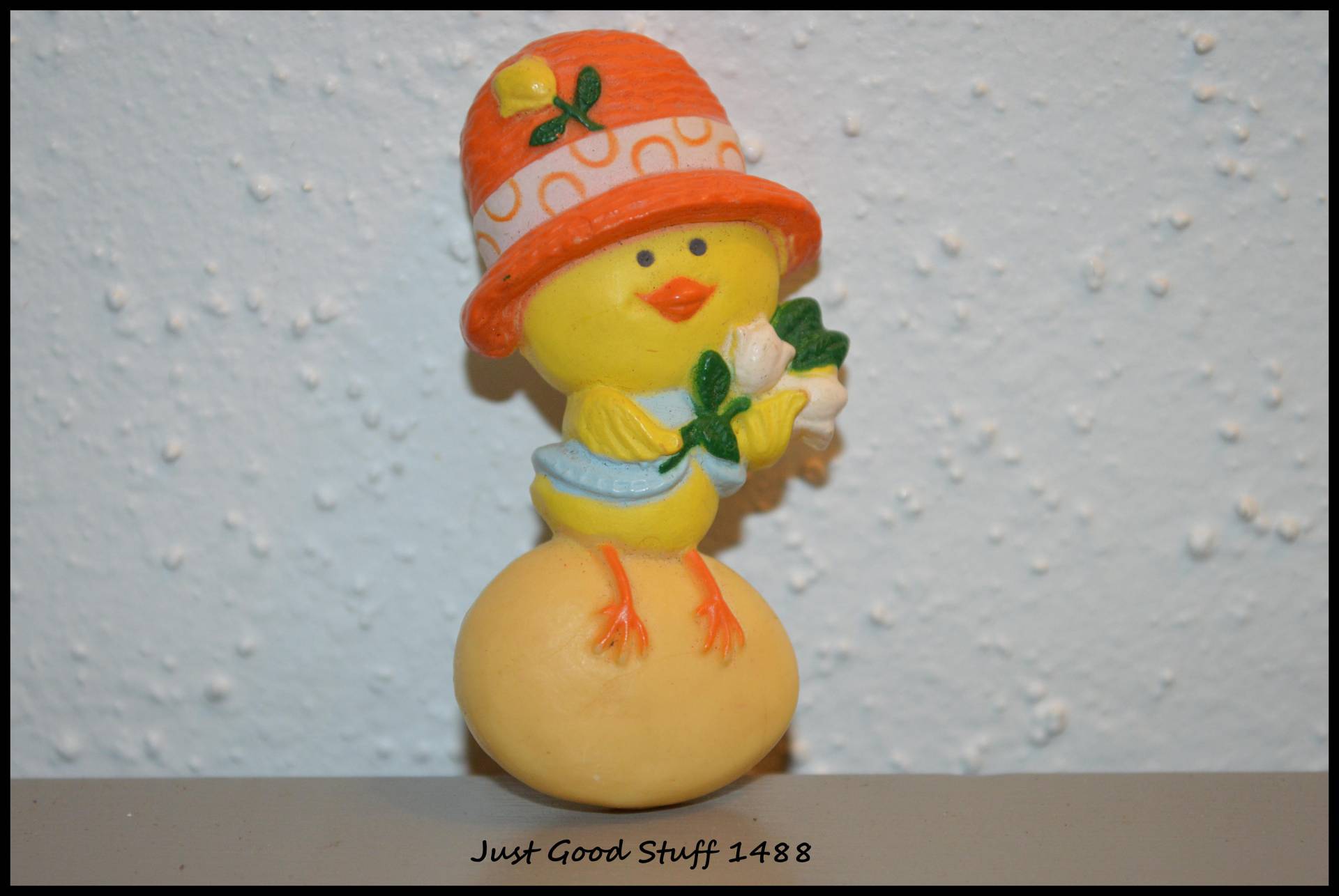 Vintage 1975, Stempelnadel Eines Baby Kükens Mit Niedlichem Hut, Sitzend Auf Einem Ei von JustGoodStuff1488