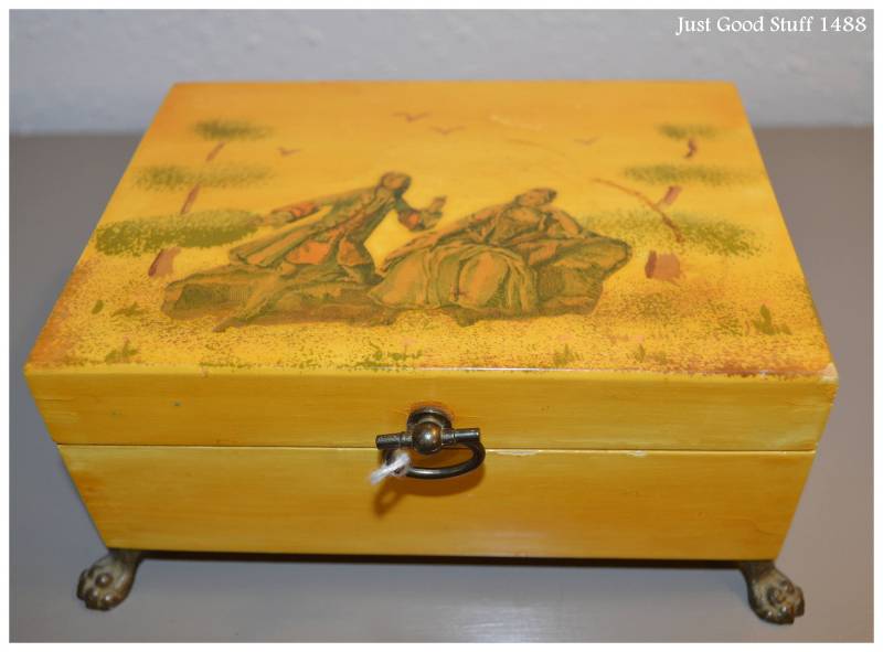 Vintage Schmuck, Dekorative Box Mit Kleinen Klauenfüßen ~ Gelb Einem Mann Und Einer Frau Bild Oben Schmuckschatulle von JustGoodStuff1488