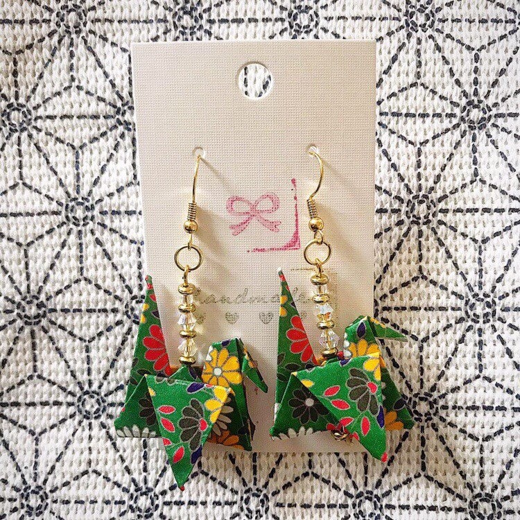 Ohrringe Grün Gemusterten Origami Kranich Ohrringe Grün Gemusterten Origami Kranich von JustJeanetteJewelry