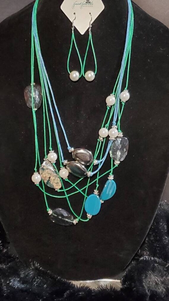 "Just Jewels Design's "Funtastic" Ist Ein Lustiges Design Mit Mehreren Strängen." "Just Jewels Design's "Funtastic" Ist Ein Lustiges Design Mit Mehreren Strängen." von JustJewelDesignsbyRM