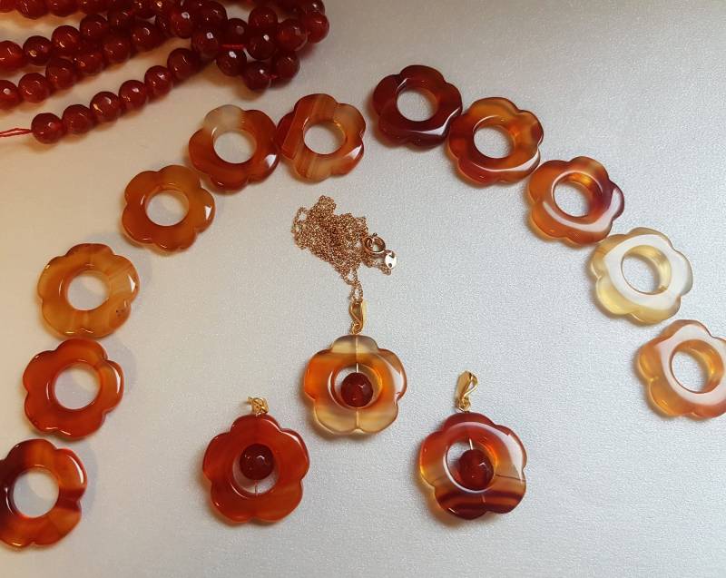Wunderschöner Karneol Blütenanhänger An Kette Mit Vergoldeter Öse. Aufgrund Der Einzigartigkeit Färbung Können Die Farbtöne Leicht Abweichen von JustJewelsOnline