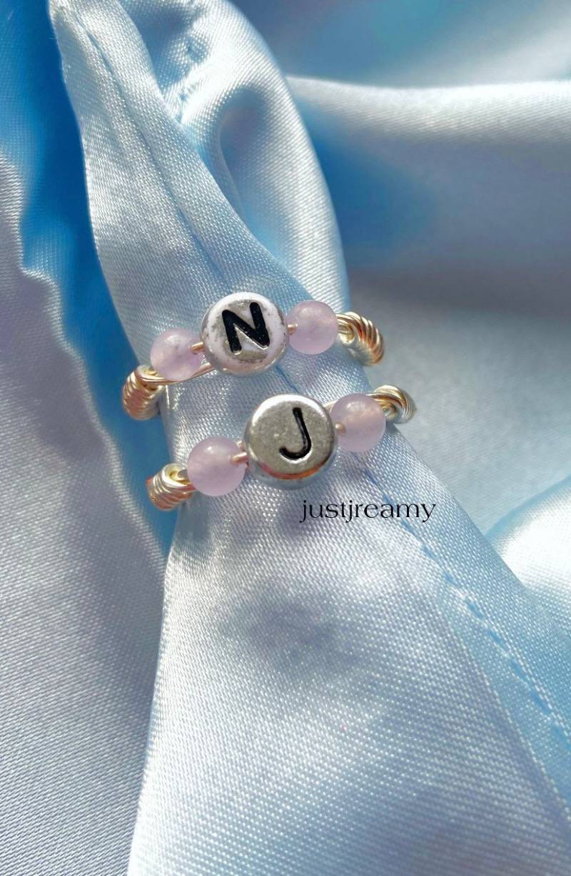 Personalisierte Draht Gewickelt Brief Ring | Lila Klare Perlen An Den Seiten Silber Farbe Buchstabe Perle von JustJreamy