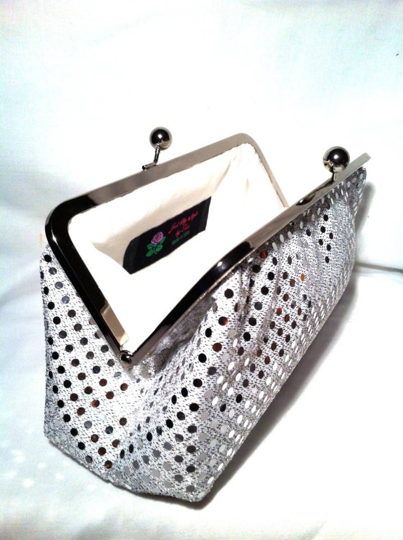 Silver & White Abend-Clutch Mit Pailletten Silver & White Abend-Clutch Mit Pailletten von JustMyStyleByTess